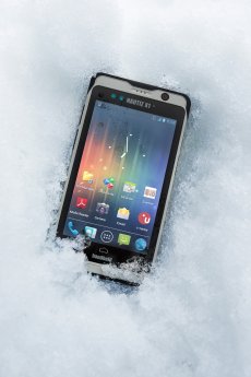 Handheld-Nautiz-X1-rugged-smartphone-IP67-snow.jpg