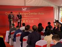 Oliver Konz (links) und Thomas Schrott, CEOs der Würth Elektronik eiSos Gruppe, bei der Eröffnung des Quality Design Centers (QDC) in der chinesischen Technologiemetropole Shenzhen (Bild: Würth Elektronik eiSos)