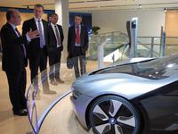 Begeisterung vor dem BMW i8: Dr. Thomas Becker, Vizepräsident Governmental Affairs BMW, Peter Tesch, Australischer Botschafter, Rainer Kehrle, Clustermanager MAI Carbon,  Stefan Augustin, Country Manager Germany, Austria, Switzerland – Austrade (von links)