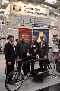 Deutsch-russisches Kooperationsgespräch auf dem Gemeinschaftsstand des Carbon Composites e.V. auf der Hannover Messe vor einem neuartigen CFK-Lastenfahrrad als Gemeinschaftsentwicklung der CCeV-Mitglieder Leichtbau-Zentrum Sachsen GmbH (LZS) und Institut für Leichtbau und Kunststofftechnik (ILK) der TU Dresden: Dr. Ulrich Brettschneider (Prokurist der LZS GmbH), Dr. Sergey Vetohin (Executive Director UNCM Russland), Prof. Werner Hufenbach (Direktor ILK und Vorstandsmitglied CCeV), Dr. Thomas Heber (Geschäftsführer der Regionalabteilung CC Ost des CCeV) (v.l.n.r.)