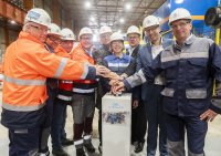 Fertigstellung des neuen Doppelreversiergerüsts bei thyssenkrupp Steel in Bochum: v. l. n. r. Dr. Harald Espenhahn (Leiter Technology und Environment Management, thyssenkrupp Steel), Ralf Häußler (Technology, thyssenkrupp Steel), Engin Karakurt (Betriebsrat, thyssenkrupp Steel Bochum), Andy Rohe (Leiter Downstream Operations, thyssenkrupp Steel), Thomas Wollinger (Geschäftsführer, Bochum Wirtschaftsentwicklung), Dr. Heike Denecke-Arnold (Chief Operations Officer, thyssenkrupp Steel), Hans-Jürgen Zeiher (Executive Vice President, Primetals), Thomas Eiskirch (Oberbürgermeister Bochum), Markus Kovac (Werksbereichsleiter Bochum, thyssenkrupp Steel)