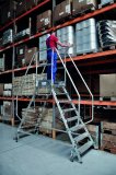 Fahrbare KRAUSE-Podestleitern ermöglichen sicheres und ergonomisches Arbeiten im Lager, wenn Waren, Regalfächer oder höher gelegene Arbeitsbereiche regelmäßig erreicht werden müssen.