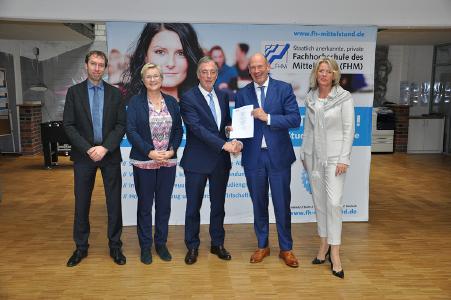 Prof. Dr. Stephan Schmitz, Wissenschaftlicher Leiter FHM Pulheim, Dipl.-Jur. (FH) Angelika Holstein, Lehrgangskoordinatorin TEUTLOFF Köln und Saarlouis; Prof. Dr. Richard Merk, Geschäftsführer der FHM; Dipl.-Kaufm. Alexander von Lützow, Prokurist und stellvertretender Geschäftsführer TEUTLOFF; Prof. Dr. Anne Dreier, Rektorin FHM.