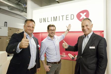 Jobst Wagner, Präsident der REHAU Gruppe (rechts), Dr. Stefan Thomas, Managing Director UNLIMITED X (Mitte), und Dr. Stefan Girschik, Deputy CEO der REHAU Gruppe, eröffneten gemeinsam das REHAU Innovation Lab UNLIMITED X