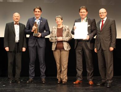 Bei der Preisverleihung auf der BAU 2017 in München: vl.n.r. BAKA-Vorstandsvorsitzender Ulrich Zink; Dirk Sieverding, Vorstandsvorsitzender der Remmers Gruppe AG; Dr. Barbara Hendricks, Bundesministerin für Umwelt, Naturschutz, Bau und Reaktorsicherheit; Wolfgang Steurer, Bereichsleiter Unternehmenskommunikation der Remmers Gruppe AG und Dr. Reinhardt Pfeiffer, stellvertretender Vorsitzender der Geschäftsführung der Messe München GmbH. Bildquelle: Remmers, Löningen