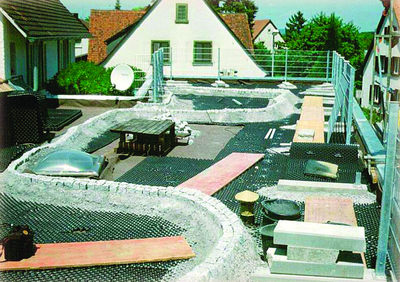 Der vollflächig verlegte Systemaufbau mit Floradrain® bietet Grundlage für Gehbeläge, Wasserspeicher fürs Grün und durchgängige Dränage – auch unter Betonfundamenten.