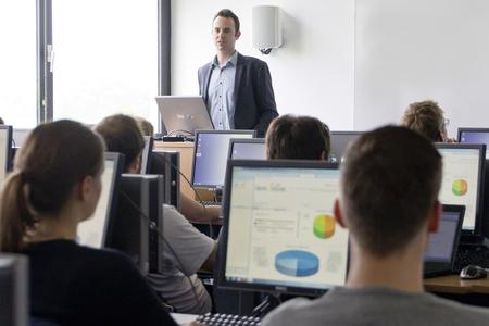 Steffen Homrighausen, Senior Consultant bei CURSOR, präsentiert den Studierenden die CRM-Produkte und das Leistungsspektrum der CURSOR Software AG. Foto: CURSOR/SB