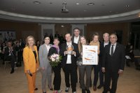 BROCKHAUS AG nimmt den Preis entgegen (v.l.r. Sabine Ziemke (Moderation), Hatice Müller-Aras (multikulturelles Forum), Marie Sonne, Matthias Besenfelder (BROCKHAUS AG), Mario Löhr (Landrat Kreis Unna), Maria Beerwerth, Katy Spalek (BROCKHAUS AG), Ulrich Elger und Kenan Küçük (Multikulturelles Forum) BROCKHAUS AG nimmt den Preis entgegen (v.l.r. Sabine Ziemke (Moderation), Hatice Müller-Aras (multikulturelles Forum), Marie Sonne, Matthias Besenfelder (BROCKHAUS AG), Mario Löhr (Landrat Kreis Unna), Maria Beerwerth, Katy Spalek (BROCKHAUS AG), Ulrich Elger und Kenan Küçük (Multikulturelles Forum)