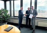 Freuen Sich auf eine gute Zusammenarbeit zwischen TÜV SÜD und IABG (v.l.): Dr. Johannes Bussmann (CEO TÜV SÜD AG), Dr. Rudolf F. Schwarz, (Vorsitzender der Geschäftsführung IABG) und Patrick Fruth (CEO Division MOBILITY TÜV SÜD) bei der Unterzeichnung des Memorandum of
Understanding