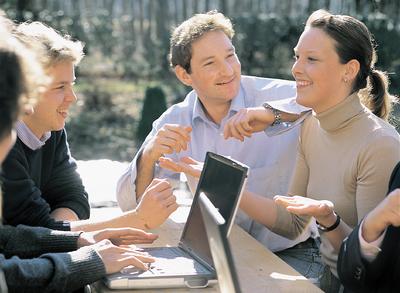 Studenten und Studentinnen auf dem Campus der Academy for Management Assistants Lippstadt