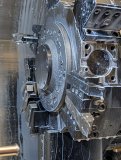 Werkzeugrevolver einer modernen CNC-Drehmaschine während der Serienfertigung von Präzisionsdrehteilen aus Aluminium, Stahl und Edelstahl bei der ID Metall GmbH in Deutschland.