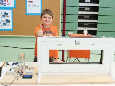 Nick Pfeiffer mit seinem intelligenten Fenster beim Regionalwettbewerb von „Jugend forscht“, Foto: GEZE GnmH
