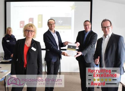 Bild: Übergabe Recruiting-Excellence-Award. V.l.: Anke Wolters-Rengstorf (Betriebsratsvorsitzende), Meike Heins (Pflegedienstleitung), Sven Ortlepp (Leitung Personalabteilung – alle drei Heidekreis-Klinik), Matthias Olten (Jobware GmbH, Leitung Geschäftsbereich Auditierung/Zertifizierung), Axel Bergmann (Jobware GmbH, KeyAccount Management)