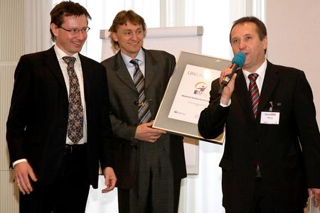 Von links nach rechts: Die Preisträger Christian Wozabal und Arno Friedl mit Jurymitglied Komm.R. Walter Imp.