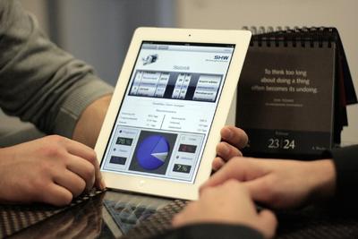 Mit der Service-App können Anwender einfach und bequem Betriebszustände und aktuelle Leistungsdaten ihrer SHW-Maschinen abrufen.