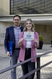 Frank Dumontie, WEMAG-Gruppenleiter Ausbildung, und die Dualstudierende Angelina Ziebell (v. l.) freuen sich über die Auszeichnung durch die IHK zu Schwerin. Foto: WEMAG/Stephan Rudolph-Kramer