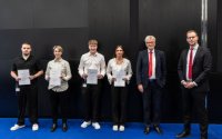 Das Gewinner-Team (v.l.n.r.) mit Daniel Mischin, Jana Schönberger, Jaron Lehmann und Mia Laurentine Trinks sowie die Gratulanten Prof. Dr. Friedhelm Loh und Daniel Wirth, Leiter Nachwuchskräfte der Friedhelm Loh Group