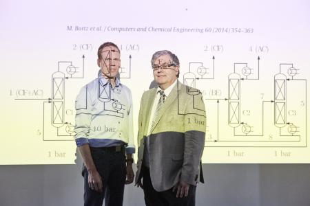 PD Dr. Michael Bortz (links im Bild) und Prof. Karl-Heinz Küfer vom Fraunhofer ITWM erhalten den Joseph-von-Fraunhofer-Preis für die Entwicklung eines Analysetools, das bei der Herstellung von Chemikalien Energie im zweistelligen Prozentbereich einsparen kann / © Fraunhofer-Gesellschaft/Piotr Banczerowski