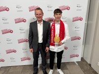 So sieht ein Bundessieger aus: Technischer Modellbauer Nils Gerken zählt zu den Bundessiegern bei der „Deutschen Meisterschaft im Handwerk – German Craft Skills 2025“. Christian Grabenauer (links) von der Handwerkskammer Karlsruhe gehört zu den ersten Gratulanten. Foto: HWK