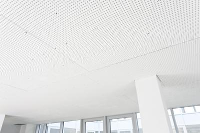 Einen niedrigen Geräuschpegel und thermische Behaglichkeit ermöglichen die REHAU Akustikkühldecken-Elemente (Bildrechte REHAU)