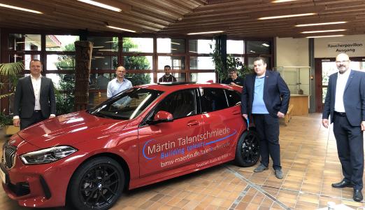 Freude am neuen BMW, von v.l.n.r.: Ivo Rochelt, BMW AG; die Ausbildungsmeister Fahrzeugtechnik Ralf Maier, Felix Boonen und Wolfgang Adam; Rafael Gerber, Vorstandsmitglied; Frank Schönberger, Märtin GmbH / Foto: Märtin GmbH