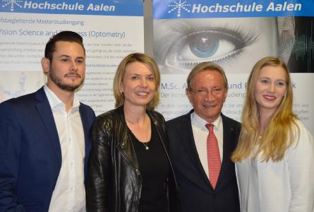 Die Preisträger Frederik Alexander Krause (links) und Ann-Kathrin Hartmann (rechts) mit Prof. Dr. Anna Nagl von der Hochschule Aalen und Generalkonsul Dr. Helmut Baur, Geschäftsführender Gesellschafter der Binder Optik GmbH / Fotonachweis: © Hochschule Aalen/ Leonie Menzel