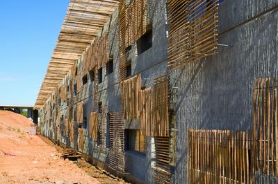 Die sichtbaren Beton-Oberflächen der Wände des Lycée Marc Bloch im südfranzösischen Sérignan sind aufgestellten Schilfbündeln nachempfunden. Sie sollen an eine jahrhundertealte Bautradition in der Camargue erinnern. Diese wurde so durch den Architekten François Fontes zu neuem Leben erweckt. (Foto: NOE-Schaltechnik, Süssen)