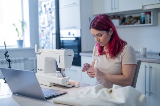 Nähmaschine-Arbeitsplatz-Laptop.jpg